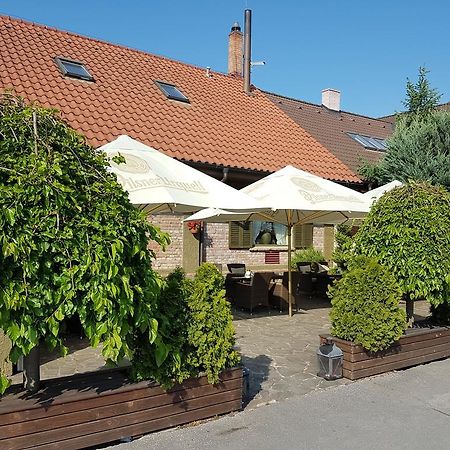 Barock Restaurant & Pension ตอปอลชานี ภายนอก รูปภาพ