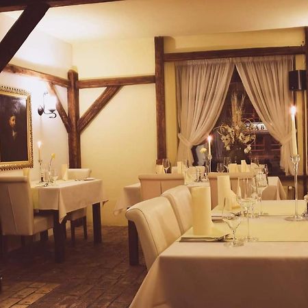 Barock Restaurant & Pension ตอปอลชานี ภายนอก รูปภาพ