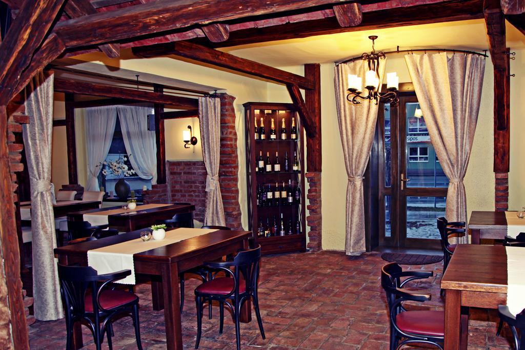 Barock Restaurant & Pension ตอปอลชานี ภายนอก รูปภาพ