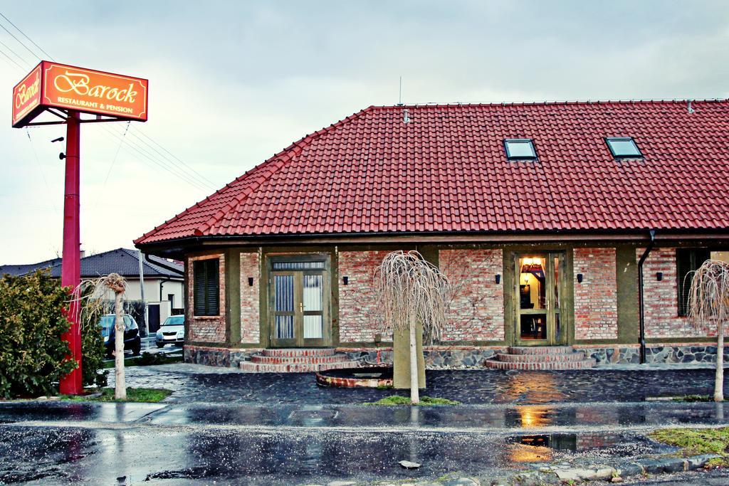 Barock Restaurant & Pension ตอปอลชานี ภายนอก รูปภาพ