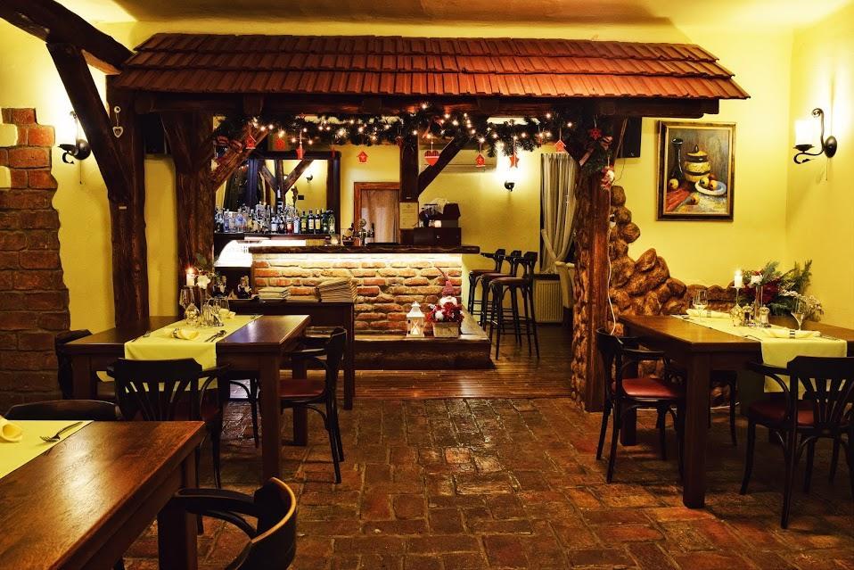 Barock Restaurant & Pension ตอปอลชานี ภายนอก รูปภาพ