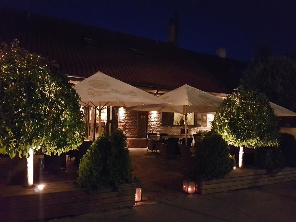 Barock Restaurant & Pension ตอปอลชานี ภายนอก รูปภาพ