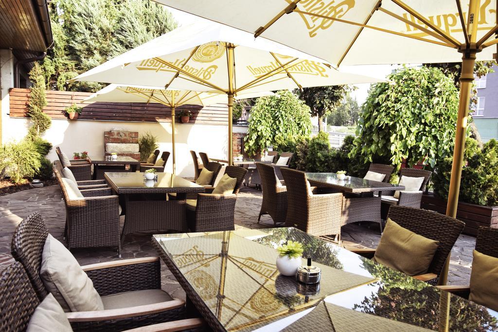 Barock Restaurant & Pension ตอปอลชานี ภายนอก รูปภาพ