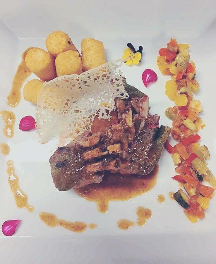 Barock Restaurant & Pension ตอปอลชานี ภายนอก รูปภาพ