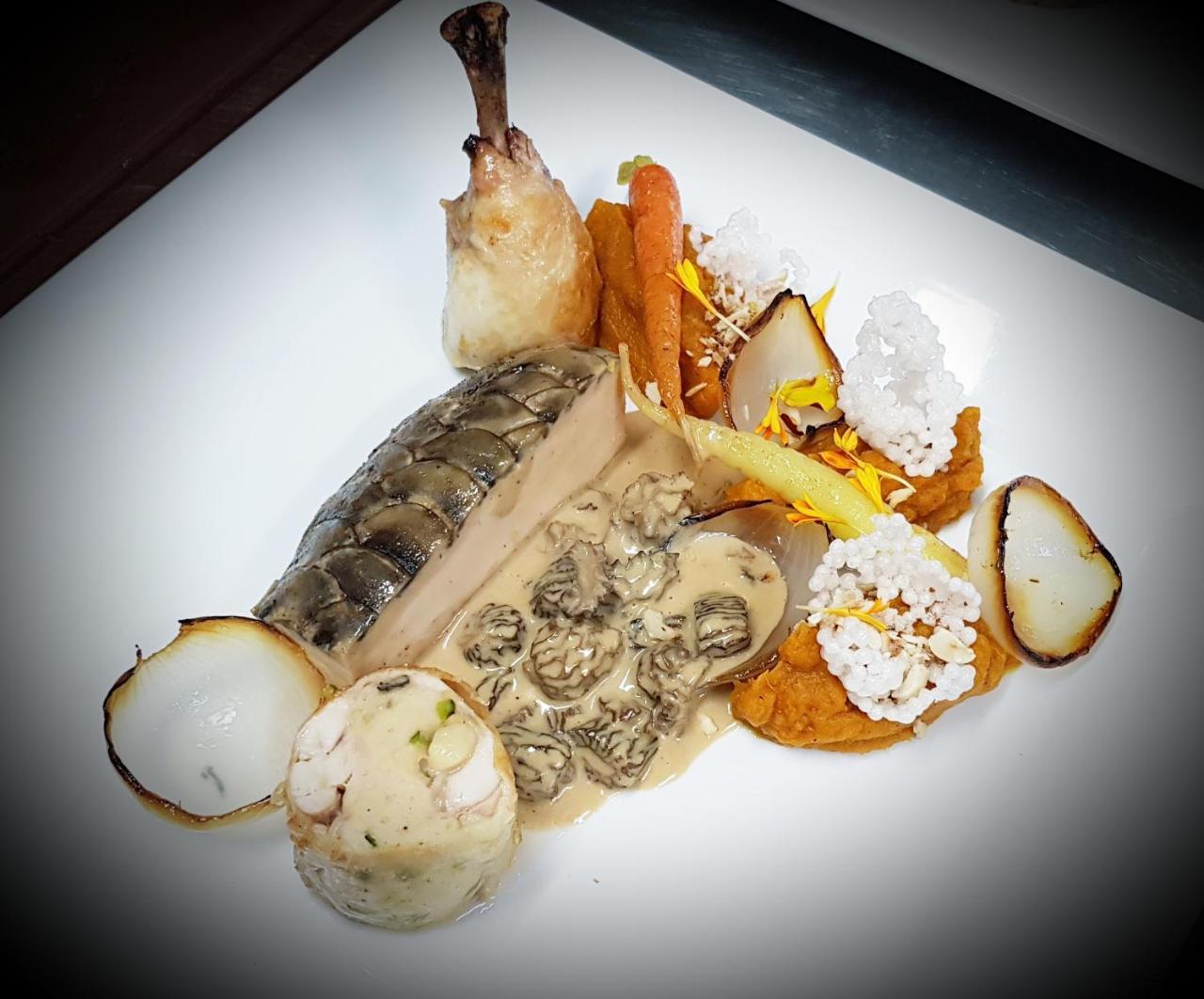 Barock Restaurant & Pension ตอปอลชานี ภายนอก รูปภาพ